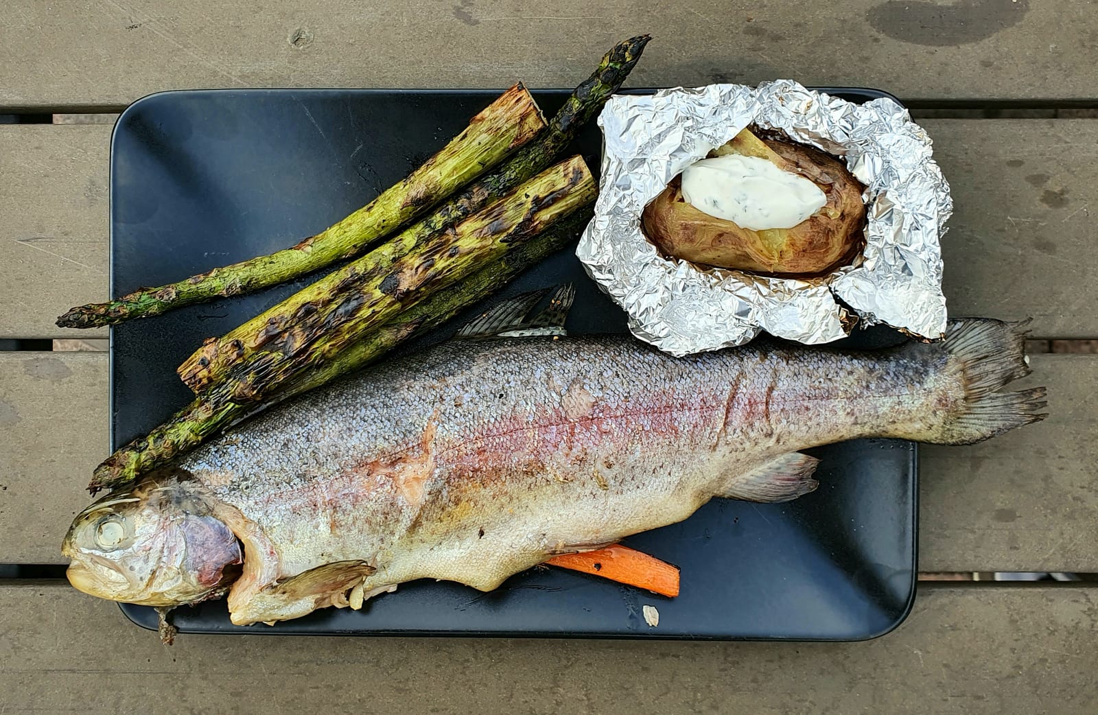 Zalmforel van de BBQ op cederhout