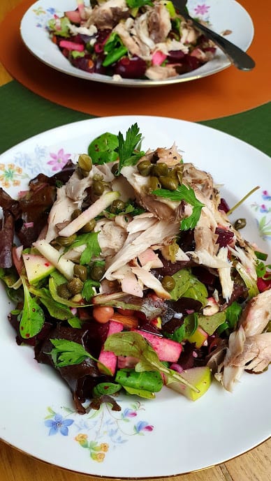 Makreelsalade met rode bietjes en kikkererwten