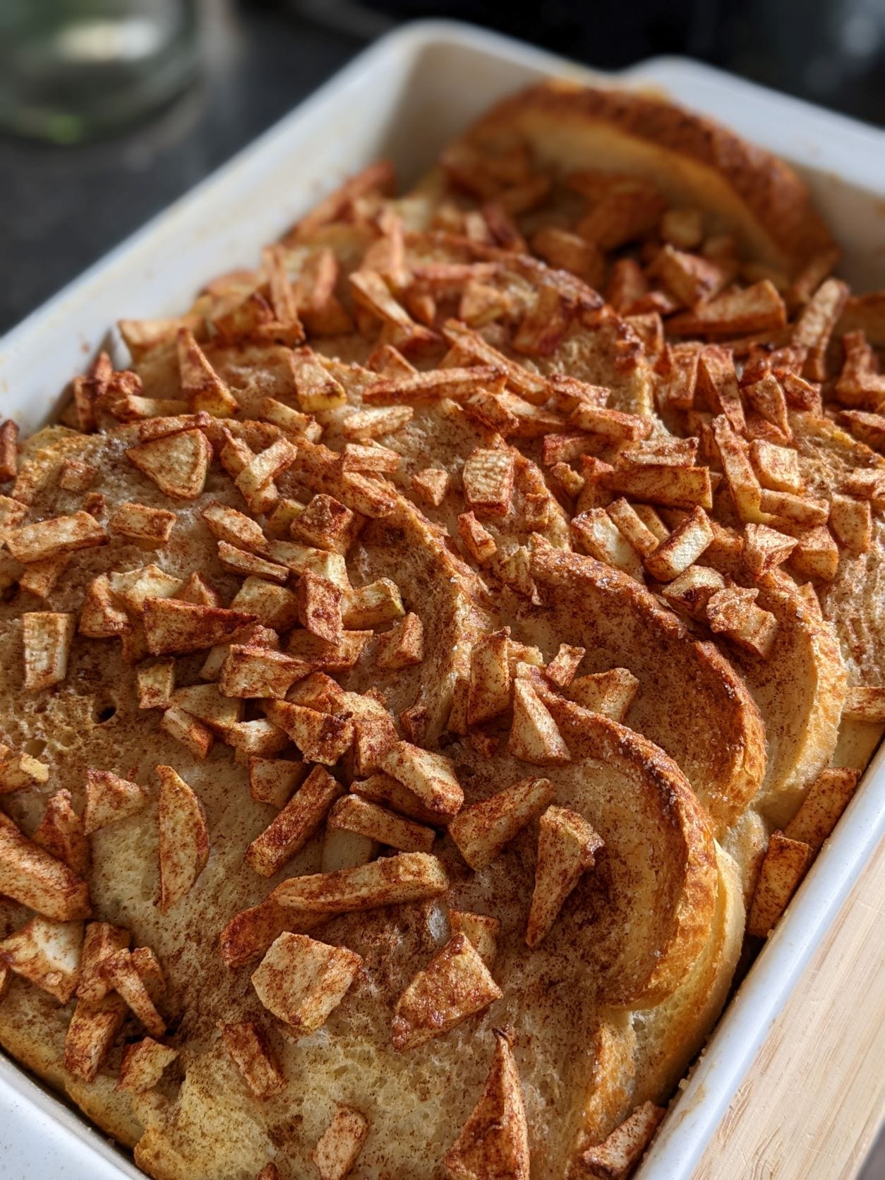 Appel kaneel wentelteefjes uit de oven.