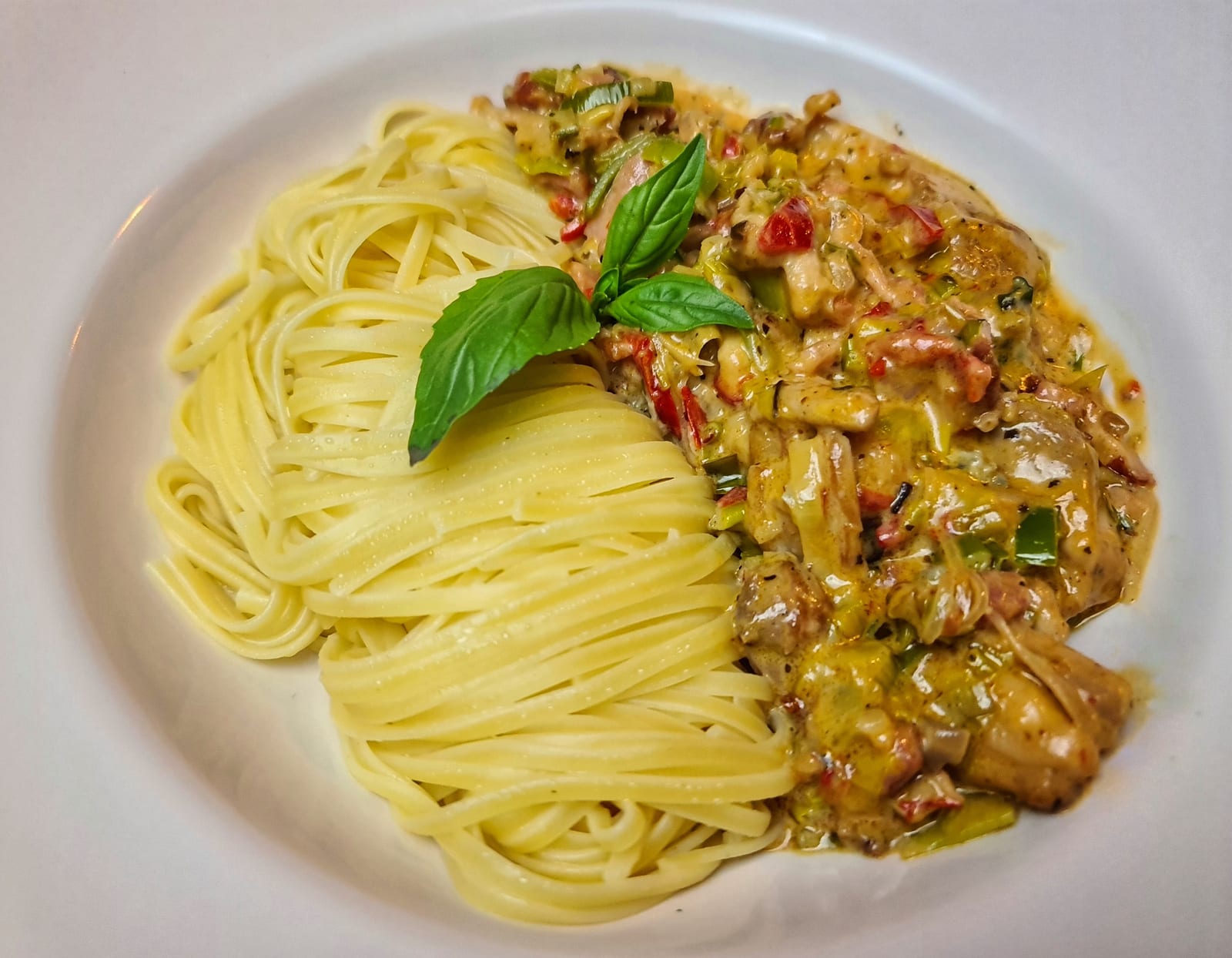 Romige pasta linguine met kip en gormas