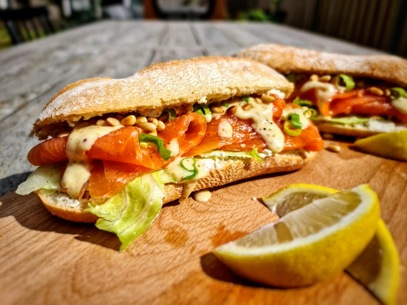 Ciabatta zalm met honing-mosterdsaus