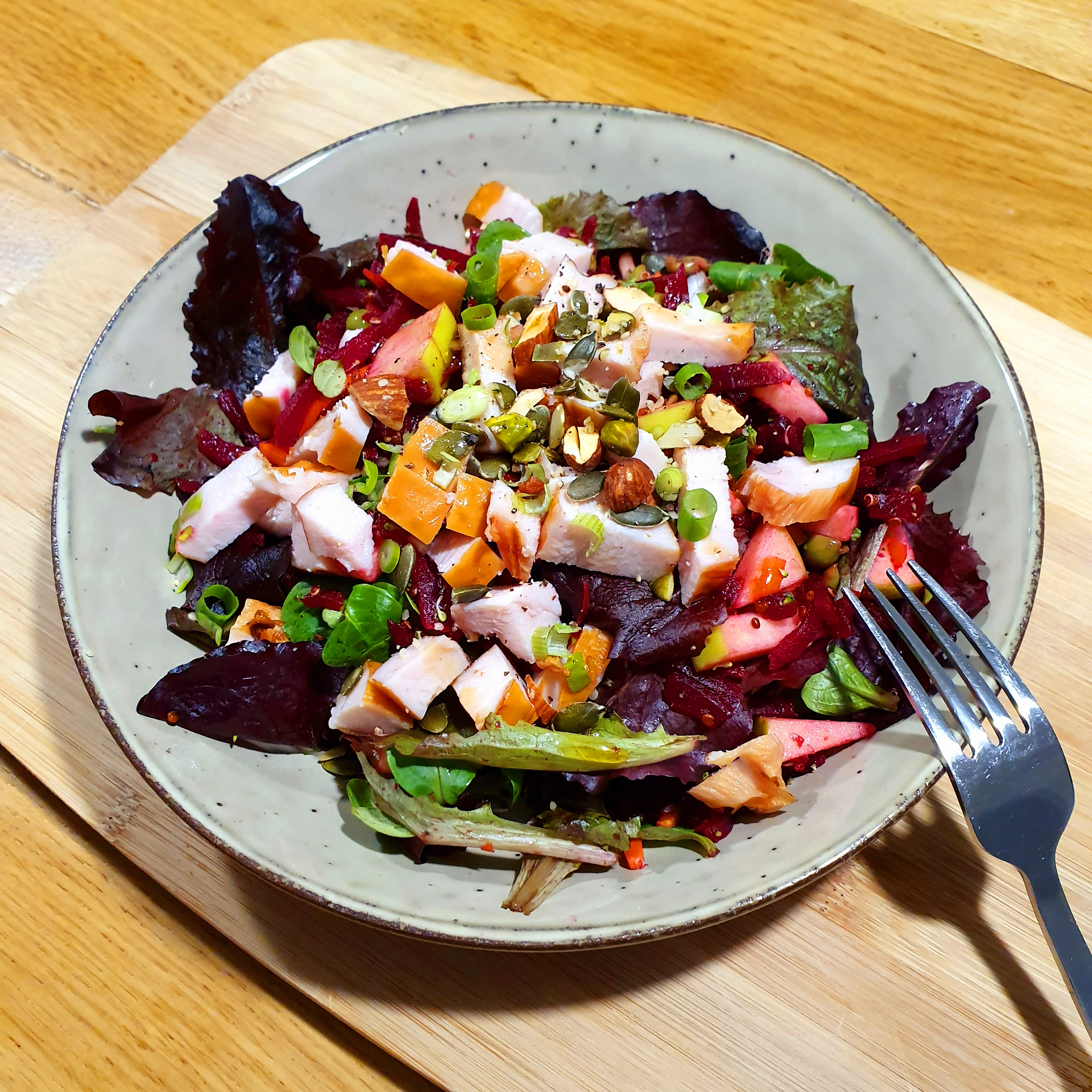 Rode bietjes salade met gerookte kip