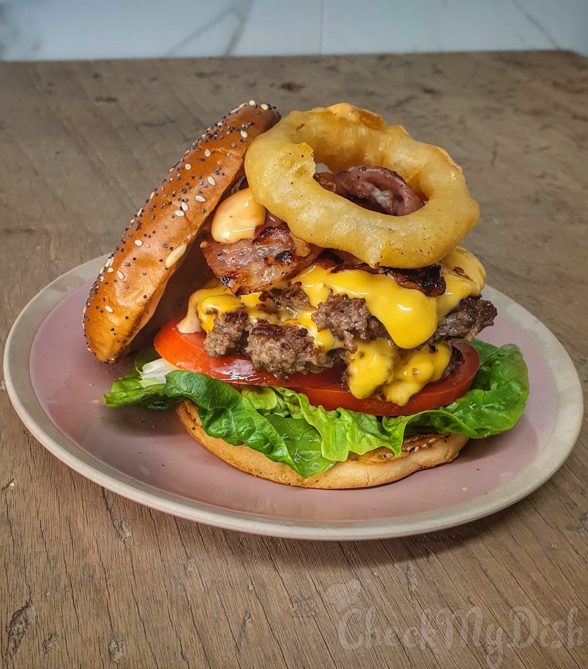 Double cheeseburger met gefrituurde uienringen