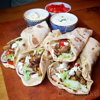 Platbrood met tzatziki en kip