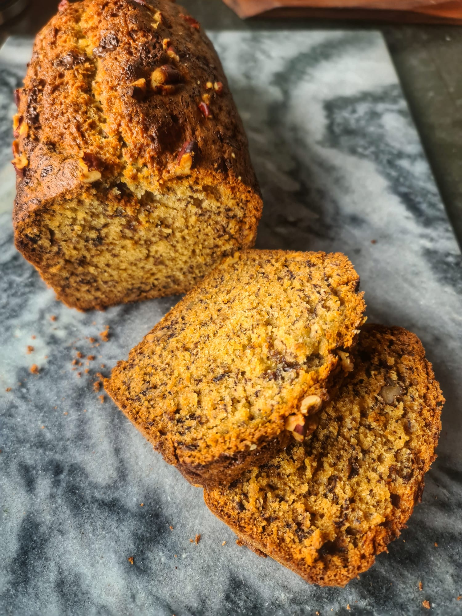 Bananencake met chocolade en pecannoten