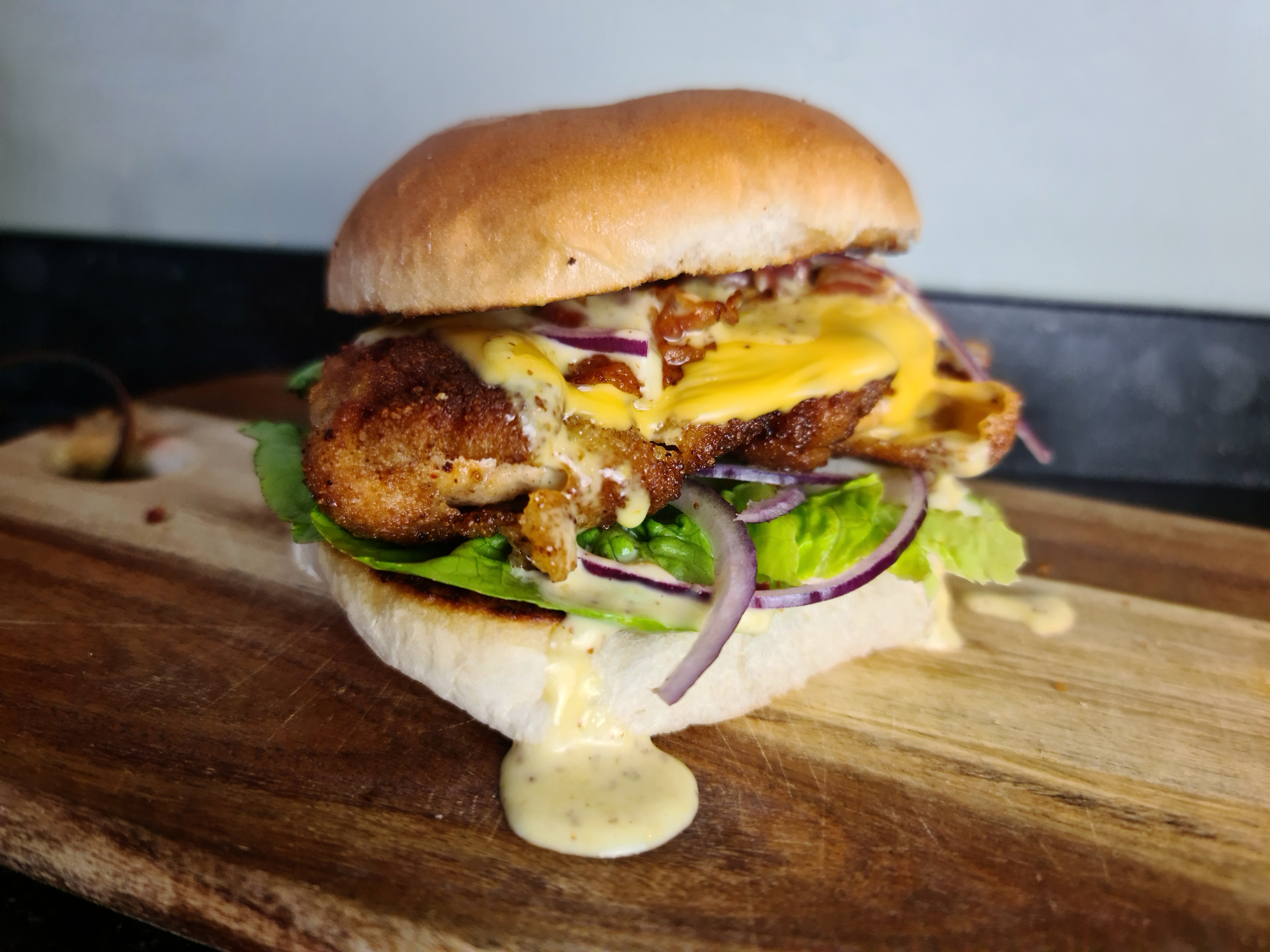 Broodje kipburger met honing-mosterdsaus