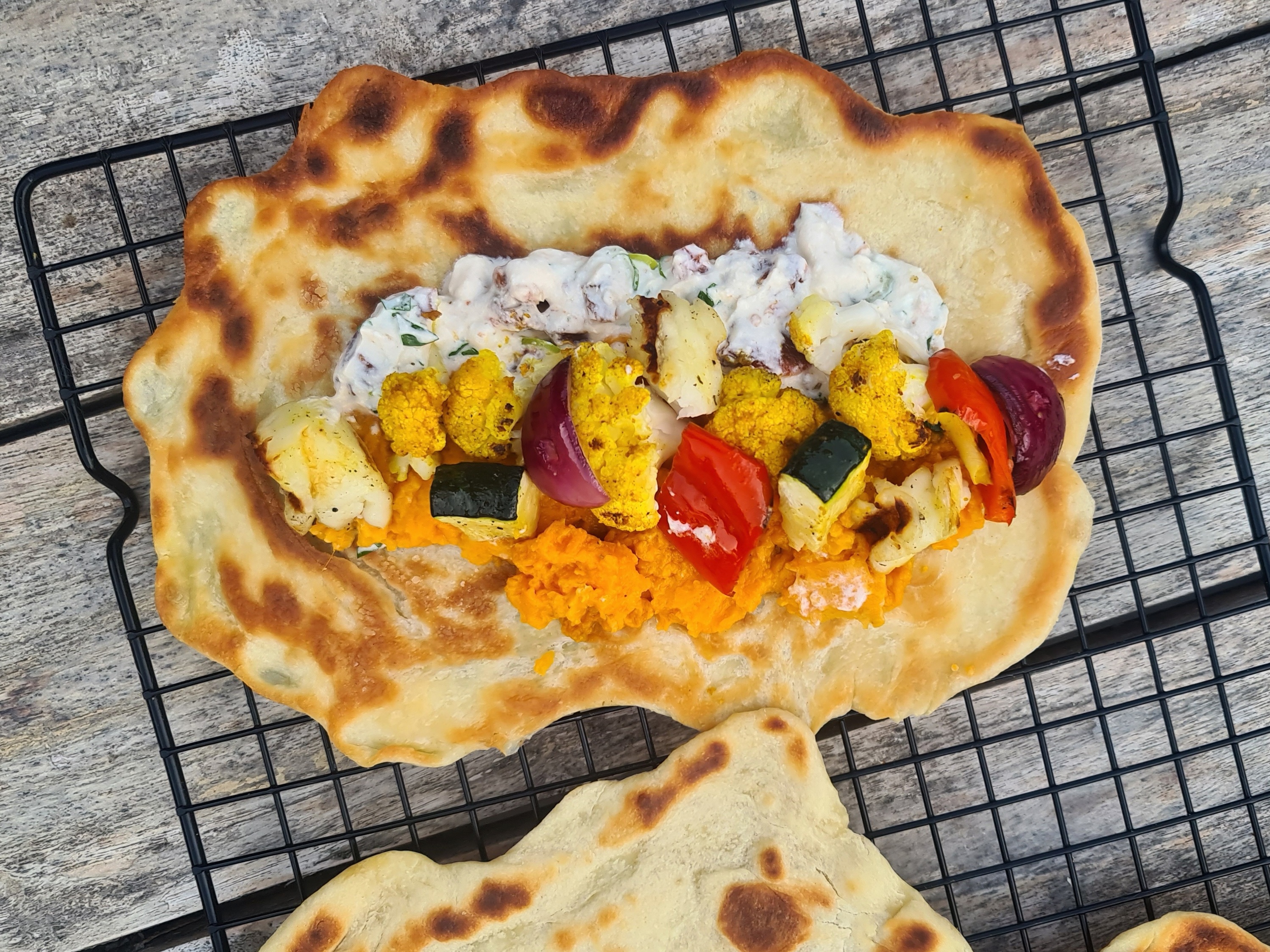 Platbrood met gegrilde groenten en zoete aardappel